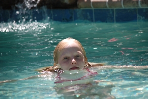 girl-swimming-in-the-pool-1425771-m